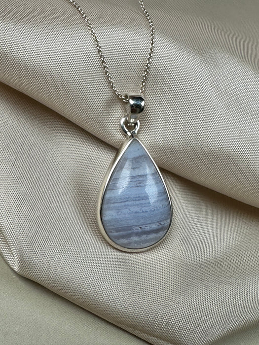 Blauer Chalcedon-Anhänger – gefasst in 925er Silber, Länge 2,5cm