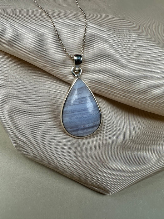 Blauer Chalcedon-Anhänger – gefasst in 925er Silber, Länge 2,5cm