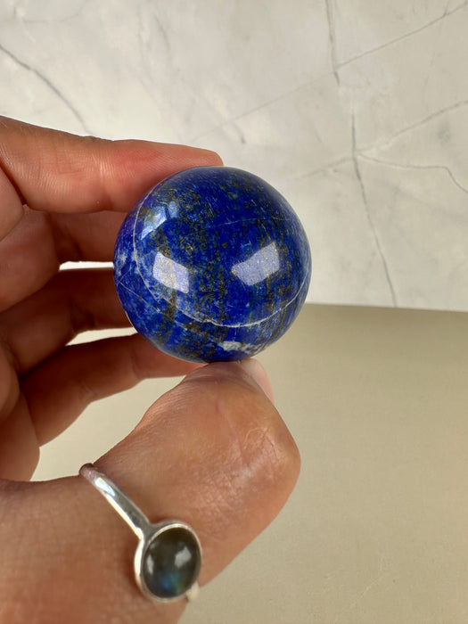 Lapislazuli Kugel mit Pyriteinschlüssen