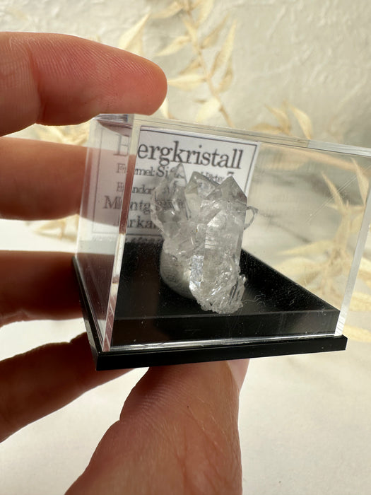 Bergkristall Stufe in Acrylbox H22