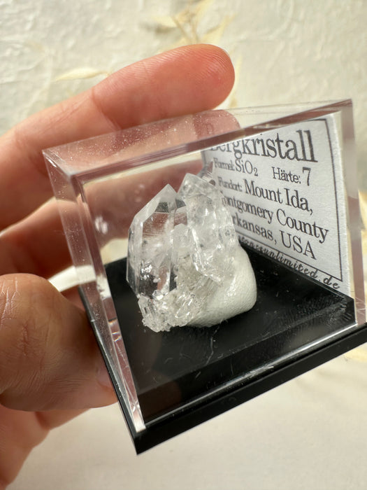 Bergkristall Stufe in Acrylbox H22