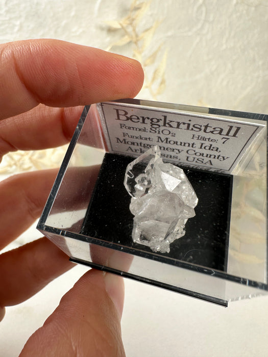 Bergkristall Stufe in Acrylbox H22