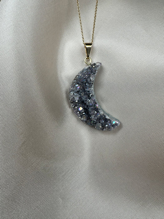 Amethyst Halbmond Anhänger mit  Angel Aura und vergoldeter Öse