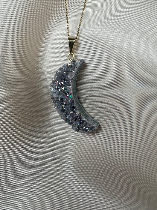 Amethyst Halbmond Anhänger mit  Angel Aura und vergoldeter Öse