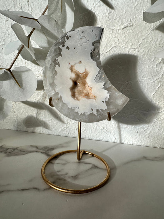 Achat Halbmond mit Druse auf Metallständer gold