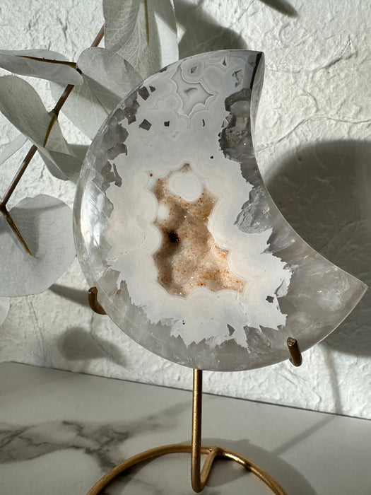 Achat Halbmond mit Druse auf Metallständer gold