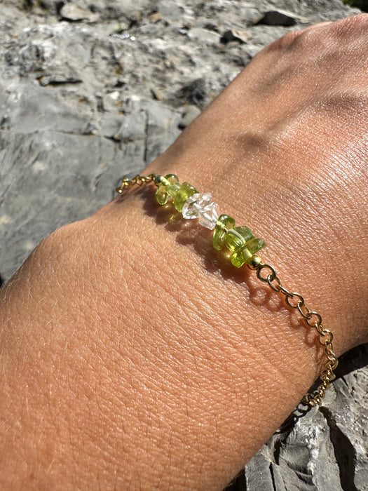 „Verdant Glow gold plated“ 925er silber vergoldetes Armband mit Peridot Splittern und Bergkristall