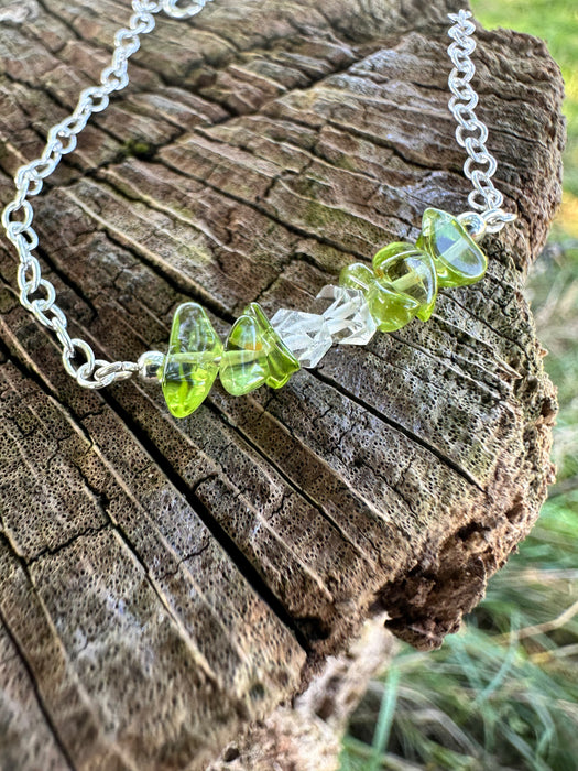 „Verdant Glow silver“ 925er silber Armband mit Peridot Splittern und Bergkristall