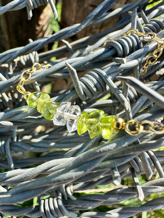 „Verdant Glow gold plated“ 925er silber vergoldetes Armband mit Peridot Splittern und Bergkristall