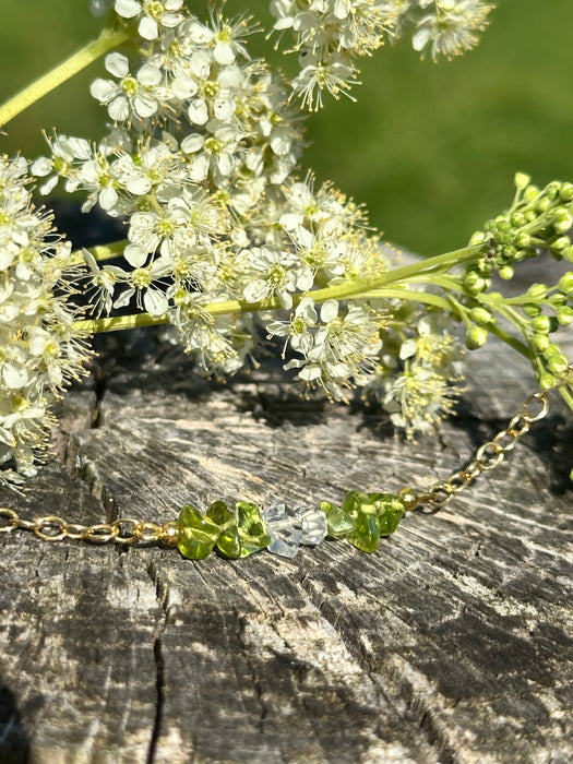 „Verdant Glow gold plated“ 925er silber vergoldetes Armband mit Peridot Splittern und Bergkristall