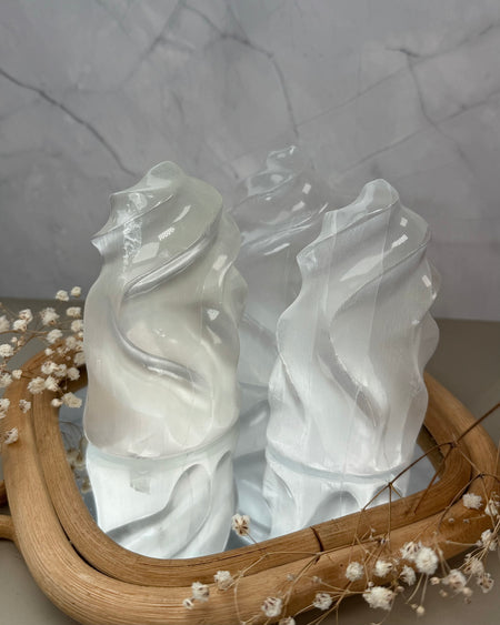 Selenit-Flammen-Freiform – weiße Mineral-Skulptur in Flammenform für Klarheit, Dekoration & Sammlung

