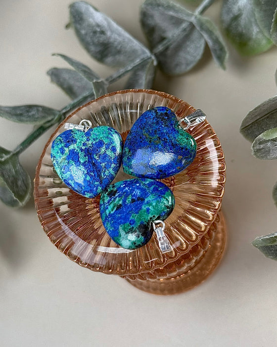  Azurit Herzanhänger – Naturstein Schmuck mit versilberter Öse
Azurit Edelstein Herzanhänger blau – versilberte Öse
Azurit Herzanhänger am Hals – blauer Edelstein Schmuck
