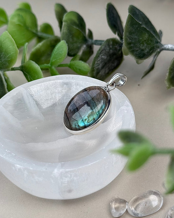 Labradorit-Anhänger in 925er Silber – Edelstein-Schmuckstück mit blau-grünem Farbspiel
