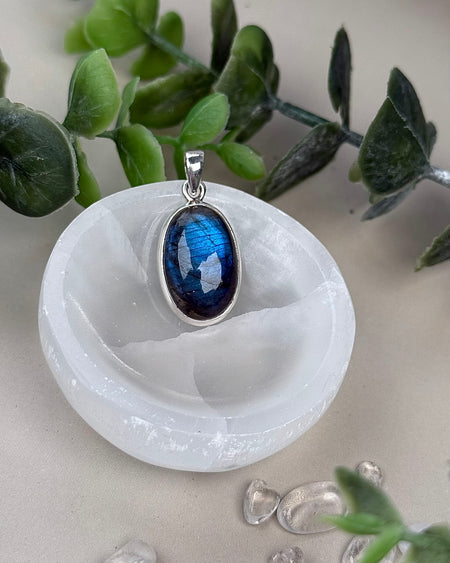 	Labradorit Anhänger – Edelstein Schmuck in 925er Silber gefasst
	 Labradorit Anhänger mit Farbspiel – Silberfassung 925
	 Labradorit Anhänger an Silberkette – Edelstein Schmuck
