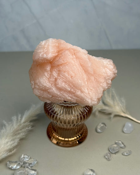 Stilbit Kristall – zartes Mineral mit perlmuttartigem Glanz in  Rosé für Sammlung, Dekoration & Harmonie
