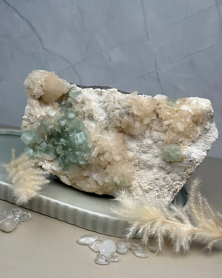 Apophyllit Stufe mit Stilbit – Mineralien Sammlerstück
Apophyllit Kristalle mit Stilbit – Naturmineral
Apophyllit mit Stilbit als Dekoration – Mineralstufe
