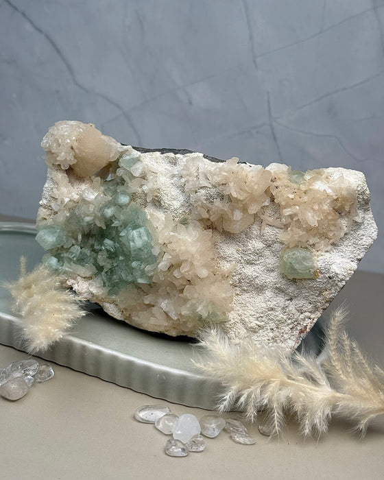 Apophyllit Stufe mit Stilbit – Mineralien Sammlerstück
Apophyllit Kristalle mit Stilbit – Naturmineral
Apophyllit mit Stilbit als Dekoration – Mineralstufe
