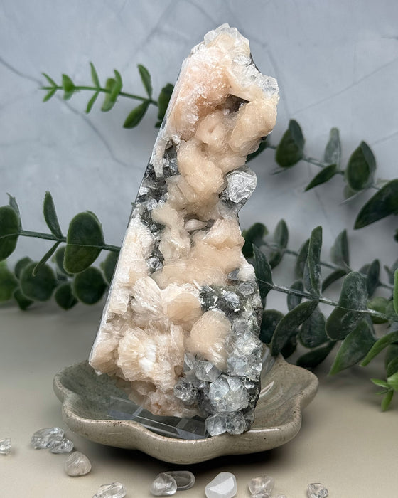 Stilbit-Stufe mit Apophyllit – Kombination aus zarten roséfarbenen Stilbit-Kristallen und klaren Apophyllit-Kristallen für Sammlung & Dekoration
