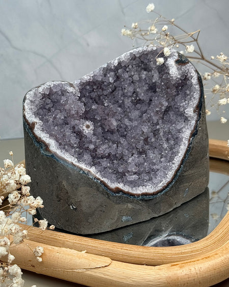 Amethystdruse – violette Kristallformation in naturbelassener Höhlenform