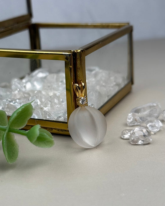 Bergkristall-Anhänger matt mit Zirkonia – Doppelschlaufe aus vergoldetem 925er Silber
