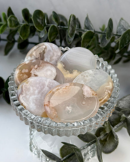 Blumenachat Daumenstein – Chalcedon mit blütenähnlichen Einschlüssen, Handschmeichler, Naturunikat