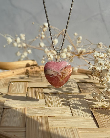 Rhodochrosit Herz-Anhänger, 2 cm breit, mit versilberter Öse, rosa Naturstein-Schmuck