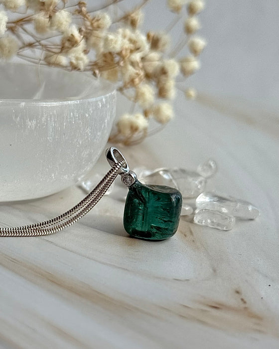 Indigolith-Anhänger, 1,3 cm groß, blauer Turmalin mit Zirkonia und Silberöse, stilvoll präsentiert.