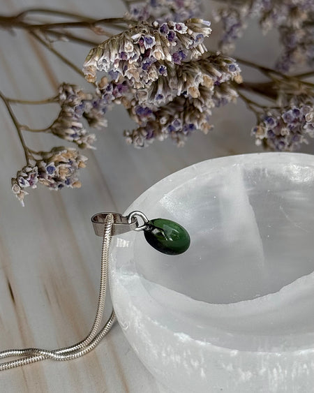 Grüner Turmalin-Anhänger (Verdelith), Stein 0,9 cm ohne Öse, mit 925er Silberöse, Naturstein-Schmuck.