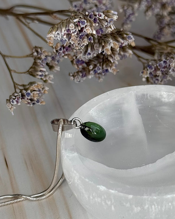 Grüner Turmalin-Anhänger (Verdelith), Stein 0,9 cm ohne Öse, mit 925er Silberöse, Naturstein-Schmuck.