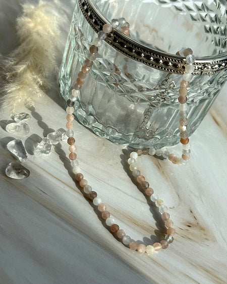 Mondstein-Kette 40 cm mit 4 mm Perlen und 925er Silberverschluss, Naturstein-Schmuck mit sanftem Schimmer