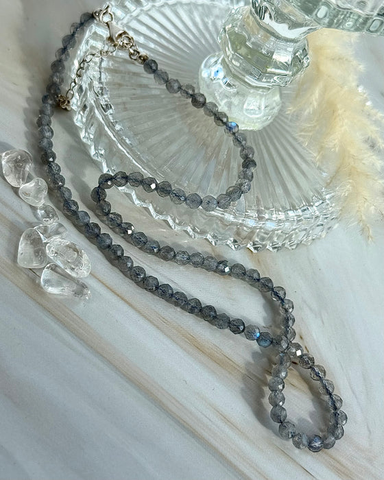 Labradorit-Kette 40 cm mit 925er Silberverschluss, Mineralien-Schmuck mit schimmerndem Farbspiel.