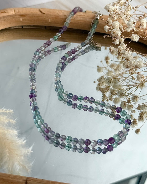 Halskette aus Fluorit-Perlen, 40 cm Länge, 4 mm Perlen mit Silberverschluss, stilvoll arrangiert