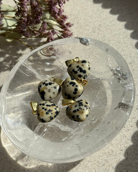Dalmatiner Jaspis Herzanhänger 1,5 cm mit vergoldeter 925er Silberöse – Naturstein Schmuck Unikat, intuitiv ausgewählt