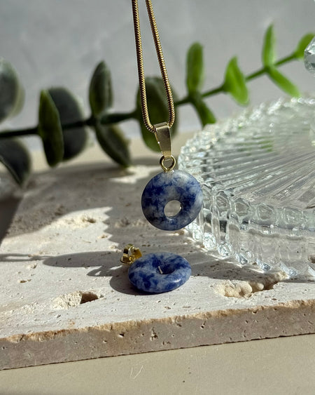 Dumortierit Donutanhänger in Blau mit vergoldeter 925er Silberöse – Kristallschmuck Unikat