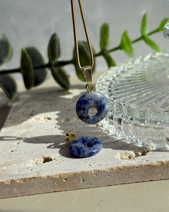 Dumortierit Donutanhänger in Blau mit vergoldeter 925er Silberöse – Kristallschmuck Unikat