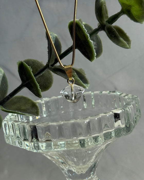 Facettierter Bergkristall-Anhänger, 1,2 cm ohne Öse, mit vergoldeter 925er Silberöse.