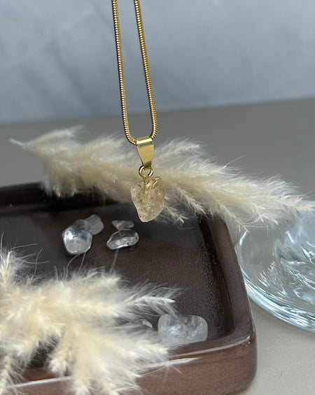 Danburit Anhänger 1,2 cm mit vergoldeter 925er Silberöse – seltener Kristall Schmuck Unikat