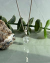 Anhänger aus klarem Bergkristall, 1,2 cm Länge ohne Öse, mit stabiler 925er Silber-Doppelöse – eleganter Naturstein-Schmuck.
