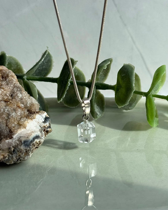 Anhänger aus klarem Bergkristall, 1,2 cm Länge ohne Öse, mit stabiler 925er Silber-Doppelöse – eleganter Naturstein-Schmuck.
