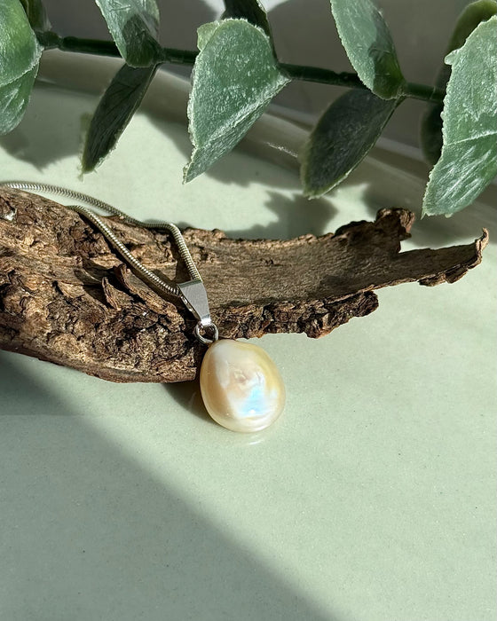 Anhänger mit Süßwasserperle, 1,4 cm Länge ohne Öse, mit 925er Silberöse – eleganter, zeitloser Perlenschmuck.