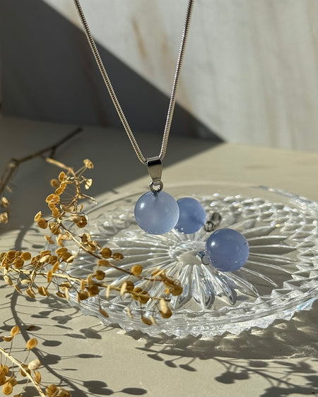 Blauer Calcedon Kugelanhänger 1,2 cm mit 925er Silberöse – Naturstein Schmuck Unikat, intuitiv ausgewählt